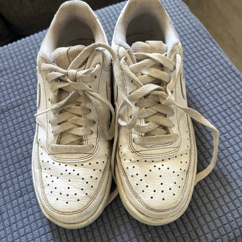 Nike girls size 6 leather low top sneaker